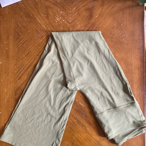 Lululemon Bronze Green Super High-Rise Groove pant, size 8 - Picture 4 of 5